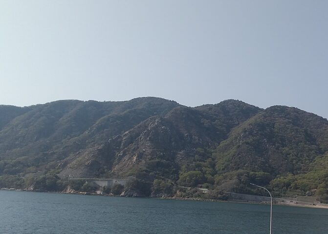 西泊の岩山