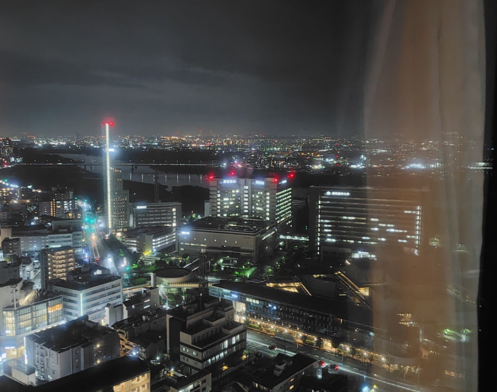 部屋　窓からの景色　夜