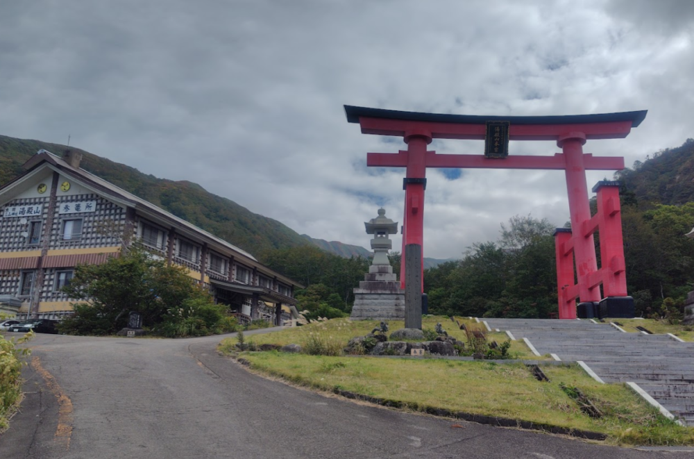 湯殿山神社　鳥居