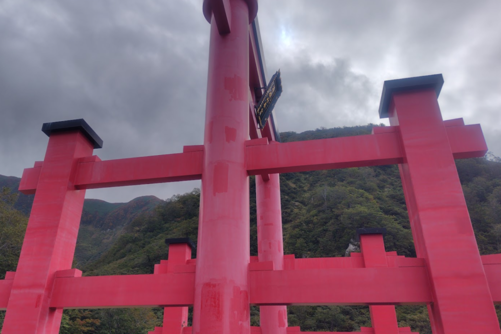 湯殿山神社　鳥居