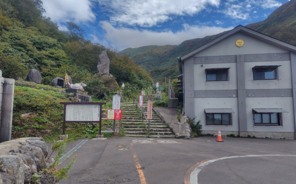 湯殿山神社　本宮への道中