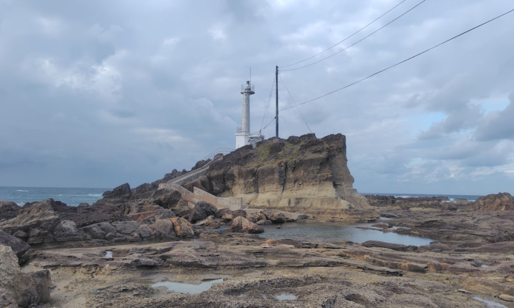 ゴジラ岩　灯台